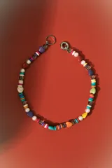 Collar corto de cuentas multicolores, con piedras naturales en forma de corazón y cuentas redondas de perla. Incluye cierres de mosquetón metálicos.