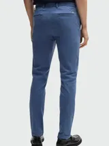 Pantalón de vestir blanco, corte slim fit, confeccionado en gabardina de algodón elástico.