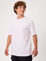 Remera Rusty de manga corta y cuello redondo, corte holgado (loose fit), confeccionada en 100% algodón.