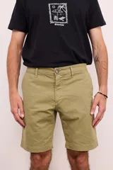Bermuda de vestir de gabardina color azul marino, de corte regular, con bolsillos laterales y traseros, y cierre frontal con botón y cremallera.