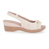 Sandalias Usaflex color beige con plataforma y detalle de moño con aplique metálico dorado.