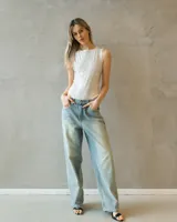 Jean wide leg de tiro medio, con corte relajado y acabado en tono azul claro lavado.