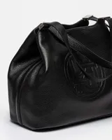 Bolso de hombro azul marino de cuero graneado con logo grabado en el centro.