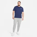 Remera Nike Sportswear de manga corta y cuello redondo en color azul marino, con el logo Futura bordado en blanco en el pecho.