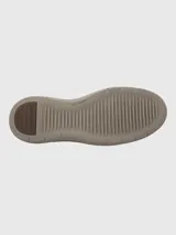Zapato estilo oxford con cordones de cinta, confeccionado en una combinación de gamuza y cuero con detalles perforados tipo brogue. Presenta una suela de plataforma plana en color gris claro.