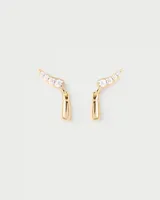 Aros pequeños de oro con forma de ángulo recto y detalle de circonitas blancas.