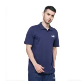 Polo de hombre color negro, manga corta, con cuello y tapeta de dos botones. Presenta el logo Puma Cat en blanco en el pecho izquierdo.