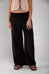 Pantalón negro de corte palazzo, con cintura elástica y confeccionado en tela simil lino.