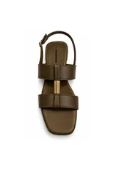 Sandalia de taco bajo marca Paddock, color verde oscuro, con tiras anchas, pulsera regulable con hebilla lateral y detalle metálico dorado en el centro. Cuenta con punta cuadrada.