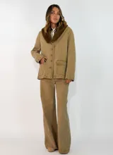 Pantalon de jean negro de corte wide leg, con tiro alto, cierre frontal con botón y bolsillos laterales.