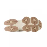 Championes New Balance modelo 9060, con diseño robusto y moderno en tonos beige y crema. Presentan una combinación de texturas en gamuza y malla, con la característica letra N en los laterales y una suela voluminosa con tecnología de amortiguación.