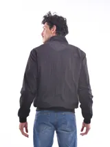 Campera bomber negra con cierre frontal y bolsillos laterales con cierre.
