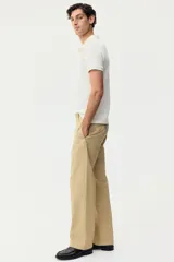 Remera polo de punto jacquard de mezcla de algodón, color blanco, de manga corta, con cuello clásico y tapeta corta de botones. Corte entallado.