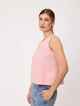 Musculosa de lino color verde claro, con cuello redondo y diseño holgado.