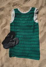 Vestido corto de playa tejido al crochet, color verde esmeralda con rayas horizontales caladas.