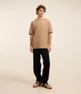 Remera color arena de corte relaxed, confeccionada en algodón texturizado.