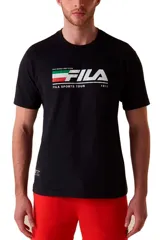 Remera Fila negra de manga corta, cuello redondo y calce clásico. Presenta un estampado frontal con la marca Fila acompañada de los textos "One World One Fila", "Fila Sports Tour" y "1911", junto con detalles tricolores en verde, blanco y rojo.