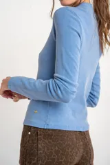 Remera celeste de algodón peinado, de corte ajustado y manga larga.