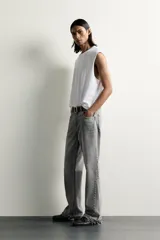 Camiseta tank de punto de algodón, color negro, de corte relaxed fit con cuello redondo, manga sisa y acabados irregulares.