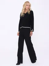 Pantalón de vestir gris topo, de corte palazzo, con cintura elastizada y bolsillos laterales.