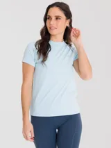 Remera deportiva de manga corta color celeste, con diseño de espalda abierta para mayor ventilación y ajuste cómodo.