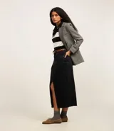 Blazer de tweed gris con diseño de espiga, doble botonadura, solapas de muesca, bolsillos cargo frontales y corte clásico.