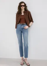 Jeans de denim azul medio, corte mom fit de talle alto y diseño recto.