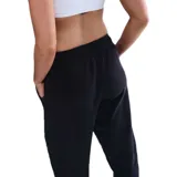 Pantalón deportivo Nike de corte holgado, confeccionado en tejido polar negro, con cintura elástica y logo de la marca bordado en pequeño en la parte frontal.