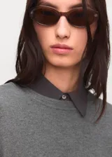 Sweater de tejido de punto fino en color gris, con cuello redondo y mangas largas de corte recto.