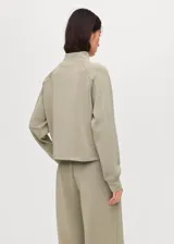 Buzo de cuello perkins y manga larga, con diseño recto y holgado, confeccionado en tejido suave de modal y poliéster.