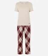 Pijama de dos piezas compuesto por una remera de manga corta en color beige con cuello redondo y un pantalón largo de corte recto con estampado de cuadros estilo argyle en tonos bordó y beige, con cintura elástica.