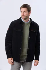Campera de pana negra con forro interior de corderito, cuello camisero, cierre frontal con botones y bolsillos frontales con solapa.