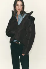 Anorak acolchado de corte corto, resistente al agua y al viento. Cuenta con cuello subido, capucha ajustable con cordones, cierre frontal con cremallera y bolsillos laterales con forro polar. El bajo es ajustable mediante cordones elásticos.