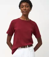 Remera básica de cuello redondo y manga corta, confeccionada en algodón suave y resistente.