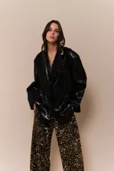 Blazer dorado con lentejuelas, solapas de muesca, corte recto y cierre frontal con un botón.