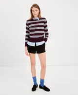 Sweater de punto con diseño de rayas horizontales en tonos bordó, azul claro y blanco, cuello redondo y mangas largas.