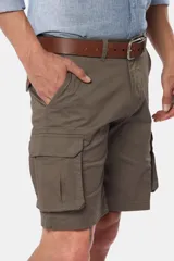 Bermuda cargo azul marino confeccionada en 98% algodón y 2% spandex, con bolsillos laterales.