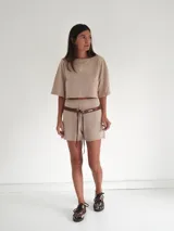 Short de tejido de punto color beige claro, tiro medio, con cintura elastizada y bolsillos traseros.