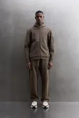 Campera canguro de Zara Athleticz, modelo relaxed fit, confeccionada en tejido técnico compacto elástico con mezcla de algodón en color azul marino. Cuenta con cuello subido con capucha, manga larga con bolsillo lateral con cierre, bolsillos frontales con cierre y acabado termofijado, cierre frontal de doble dirección y logo estampado en el bajo.