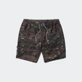 Short de poliéster con estampado geométrico en tonos verde, azul y rojo. Tiene cintura elástica con cordón ajustable, bolsillo trasero con cierre y largo por encima de la rodilla.