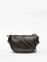 Bolso bandolera de tamaño mediano con diseño de media luna, confeccionado en material sintético con textura craquelada. Cuenta con un compartimento principal con cierre de cremallera, bolsillo interior con cierre, asa larga tubular ajustable y logo de la marca grabado en el frente.