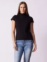 Remera negra de algodón marca Tahari, con cuello alto y mangas cortas.