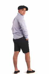 Bermuda de vestir color marrón óxido, con bolsillos laterales y traseros.