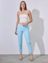 Pantalón color beige de gabardina elastizada, marca Zac & Rachel. Corte recto, pretina ancha pespunteada y largo al tobillo.