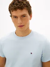 Remera de corte slim Tommy Hilfiger, confeccionada en suave tejido interlock de algodón elástico, de color celeste con cuello redondo y el logo de la marca bordado en el pecho.