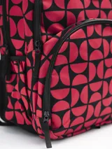 Mochila negra con tres compartimentos con cierre y dos bolsillos laterales abiertos con elástico.