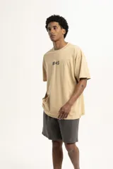 Remera lila con estampa de palmera y texto en el pecho, corte holgado y mangas cortas.