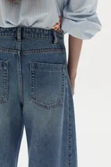 Pantalón de jean azul, de corte wide leg y tiro alto, con diseño clásico de cinco bolsillos y presillas para cinturón.