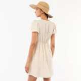 Vestido corto de corte evasé, con estampado floral sutil en tonos rosados y verdes sobre base blanca. Presenta escote en V y mangas cortas tipo mariposa.