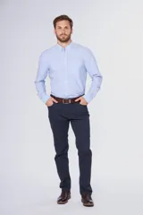 Pantalón de gabardina de corte recto y cinco bolsillos, con diseño liso y trabillas para cinturón.